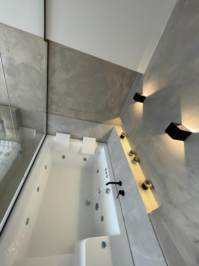 Jacuzzi Suite Ladadika Thessaloniki Buitenkant foto