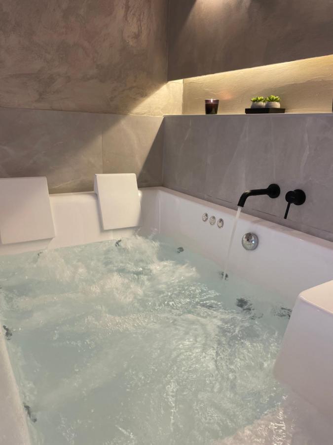 Jacuzzi Suite Ladadika Thessaloniki Buitenkant foto
