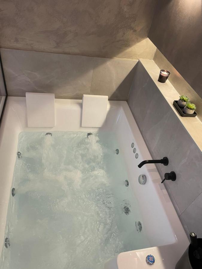 Jacuzzi Suite Ladadika Thessaloniki Buitenkant foto